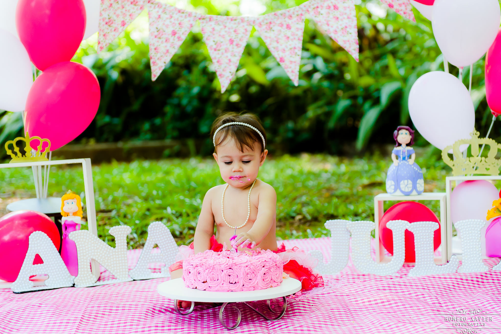 fotografia infantil smash the cake em BH bebe fez 1 aninho e esmagou o bolo para as fotos pré festa de aniversário.
