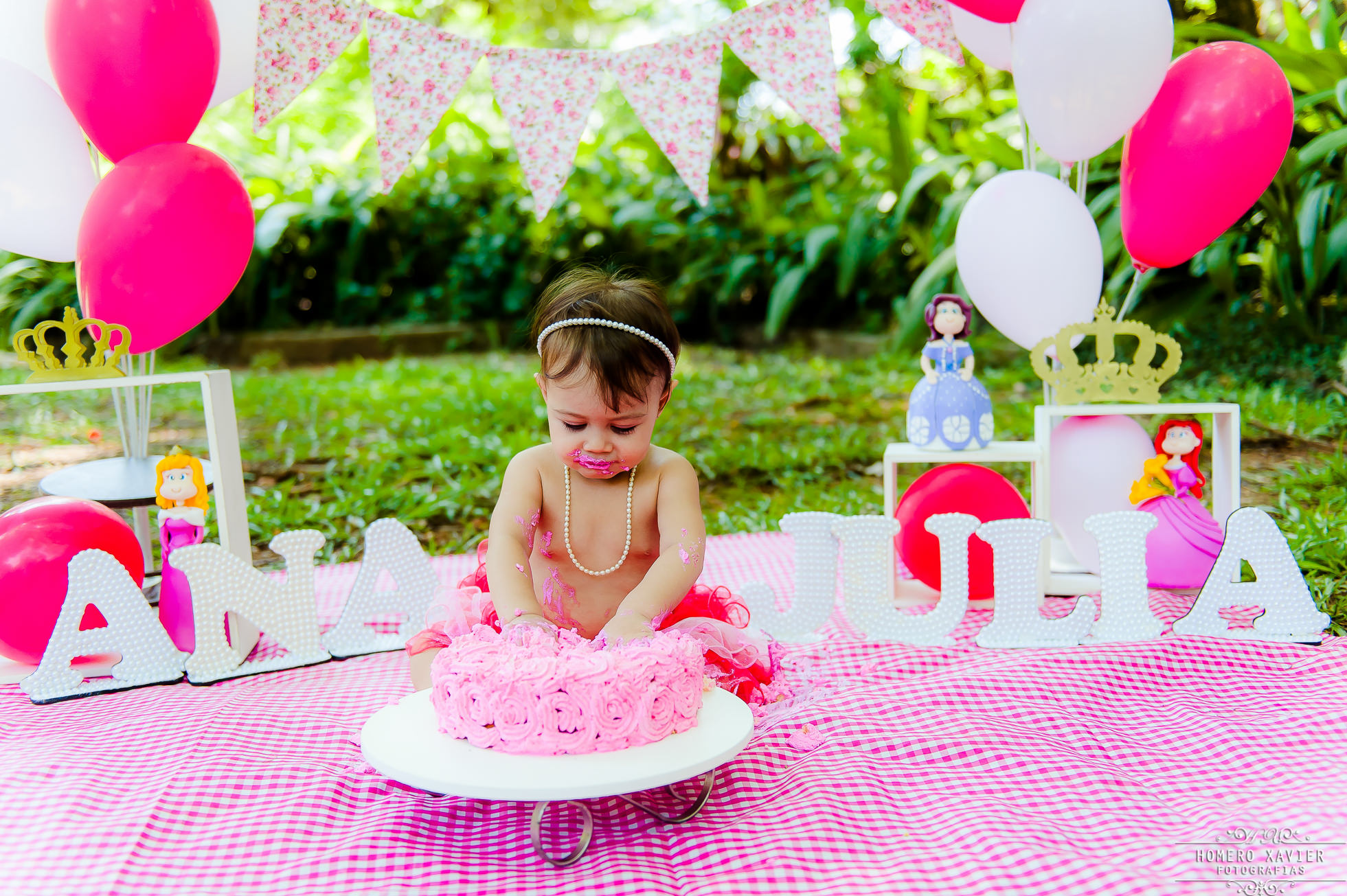 fotografia infantil smash the cake em BH bebe fez 1 aninho e esmagou o bolo para as fotos pré festa de aniversário.